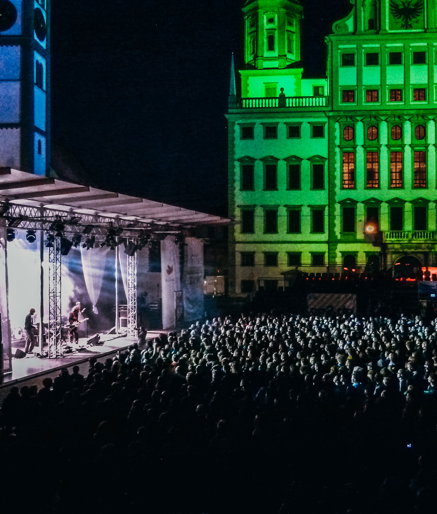 Open-Air-Veranstaltung mit Bühne und Publikum