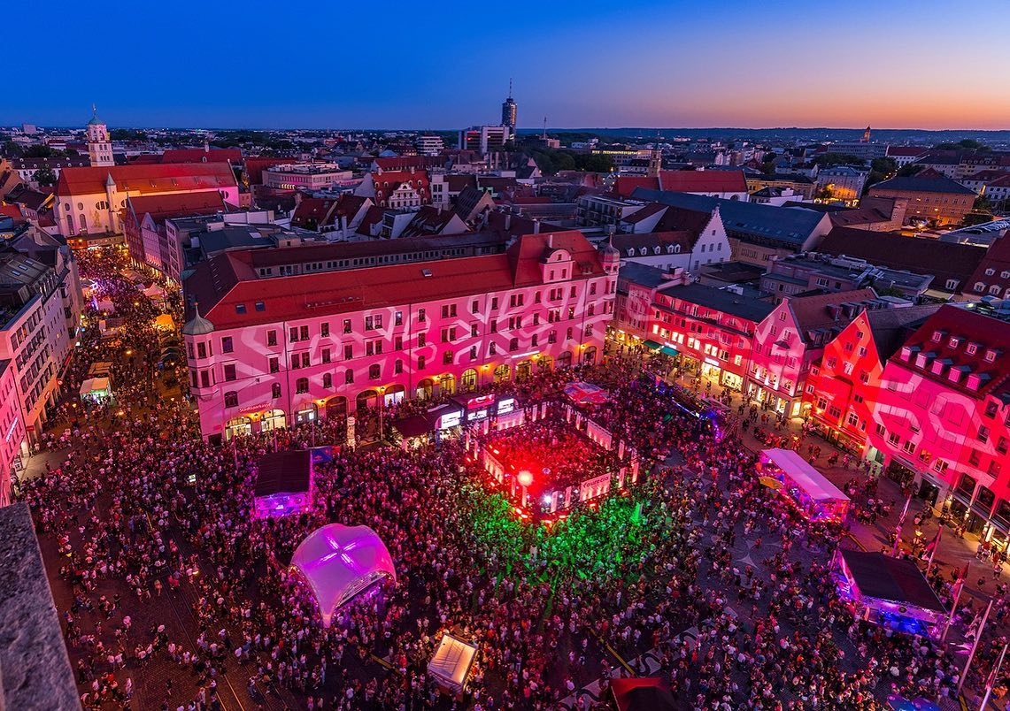 Blick über Augsburg mit einer großen Veranstaltung in der Innenstadt
